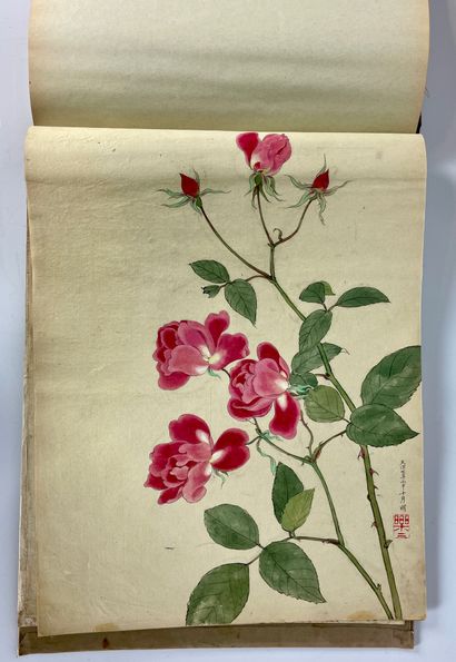 null JAPON Album de soie brodée à décor de fleurs et d'oiseaux contenant une collection...
