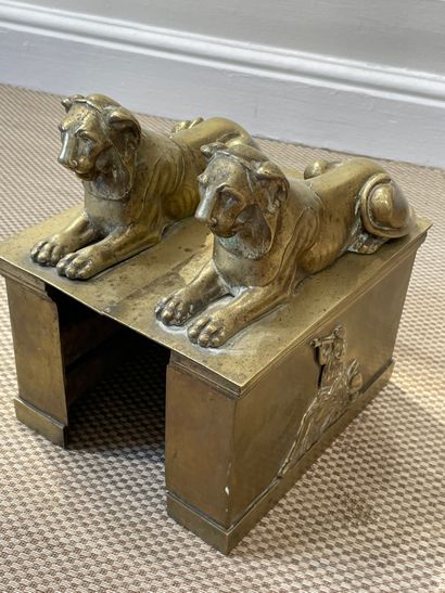 null BEAUTIFUL CHIMNEY BAR Ornamented with two lionesses lying on the side terraces...