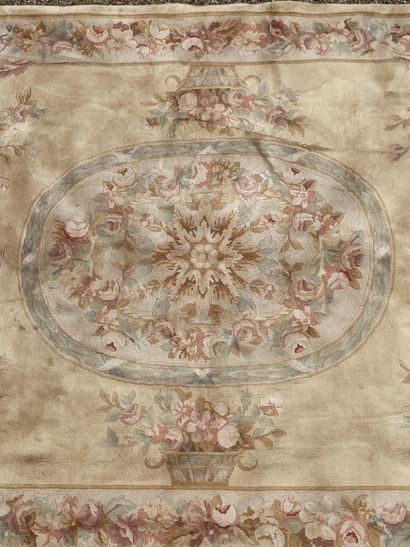 null SAVONNERIE (dans le gout de) Important tapis dans le goût du XVIIIe siècle Velours...