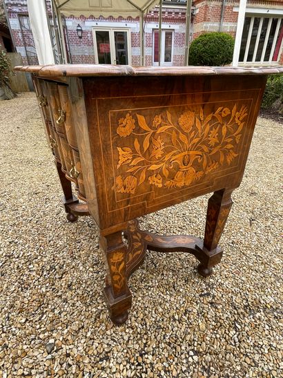 null CONSOLE en bois de placage et marqueterie florale ouvrant par deux tiroirs superposés...