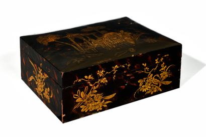 TOILETTE BOX in lacquered wood decorated...