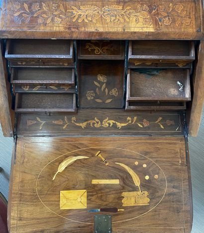 null PENTE DESK in veneer and marquetry with floral decoration resting on four curved...