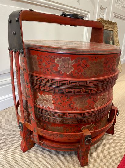 null CHINA Important and rare round box called "picnic box" with three compartments...