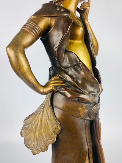 null Jules DERCHEU (1864-1912) Femme pensive Bronze à double patine Signé sur la...