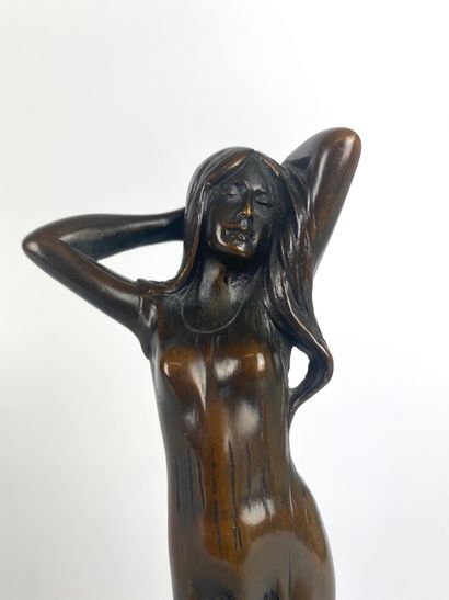 null Julien CAUSSÉ (1869-1909) Jeune fille bras levés Bronze à la cire perdue, signé...