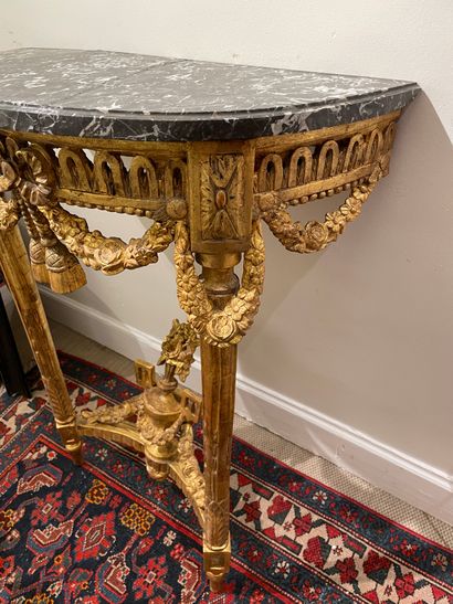 null CONSOLE of alcove of form half moon out of gilded, moulded and carved wood,...