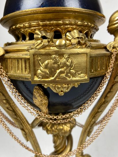 null PARFUM BURNER in gilded and chased bronze held by a tripod base with busts of...