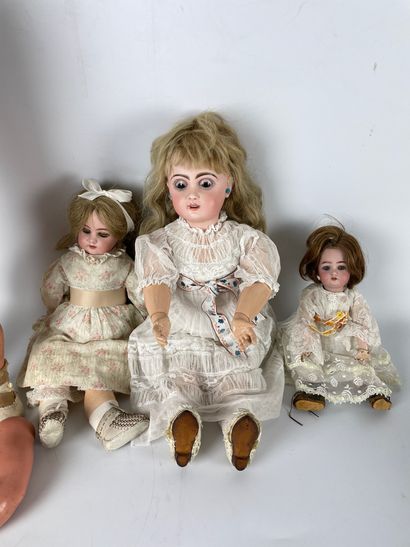 null FOUR DOLLS (three in porcelain and one celluloid) including a JUMEAU 9 head...