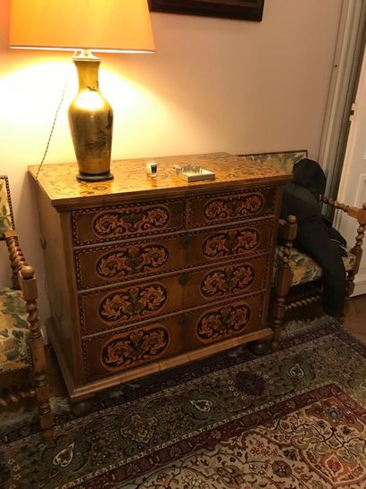 null COMMODE in wood veneer and floral marquetry opening in front of five drawers...