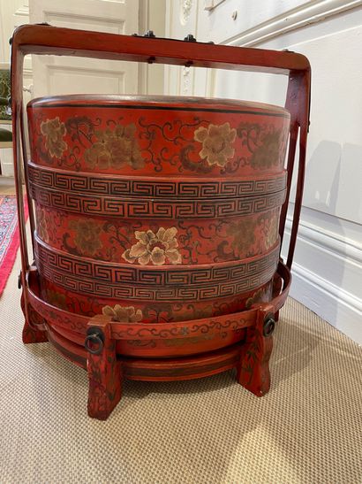 null CHINA Important and rare round box called "picnic box" with three compartments...