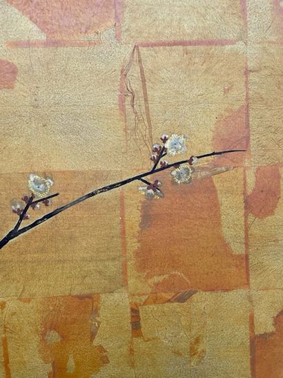  JAPON Paravent à deux volets à décor peint d'un bouquet de fleurs dans un fond bordé...