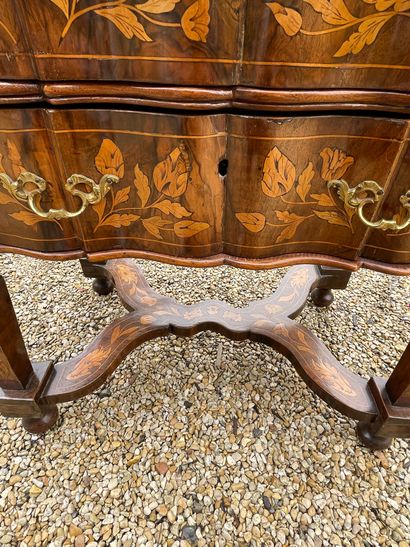 null CONSOLE en bois de placage et marqueterie florale ouvrant par deux tiroirs superposés...