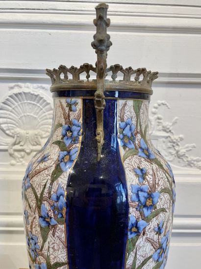  KELLER & GUERIN - LUNEVILLE Paire de vases en céramique émaillée à décor de bleuets...