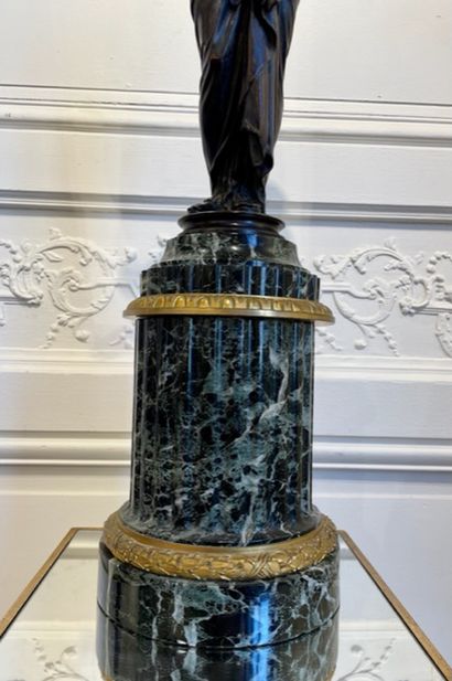 null Louis CUGNOT (1835-1894) La Fileuse de Procida Bronze à patine brune Signé sur...