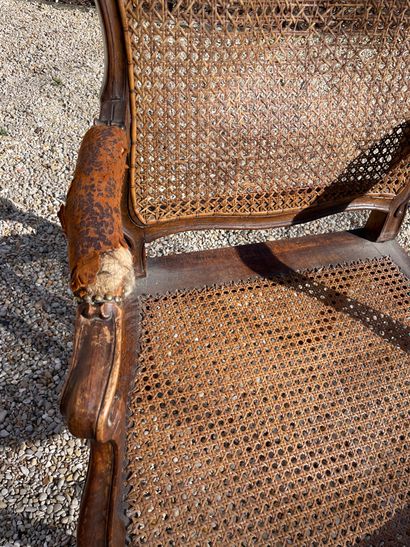 null FAUTEUIL canné en bois naturel mouluré et sculpté de fleurettes, le dossier...