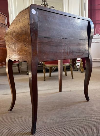 null PENTE DESK in veneer and marquetry with floral decoration resting on four curved...