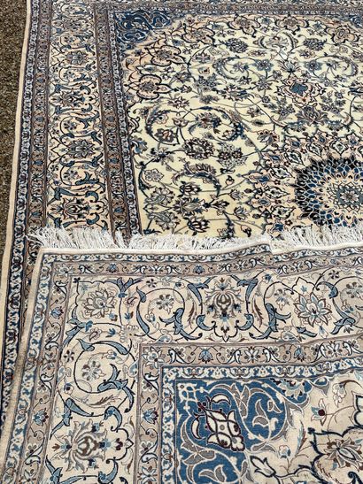 null IRAN Important tapis Naïn Habibian En laine et soie Époque du Shah , Vers 1970...