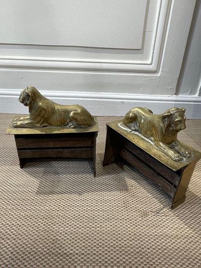 null BELLE BARRE DE CHEMINEE Ornée de deux lionnes couchées sur les terrasses latérales...