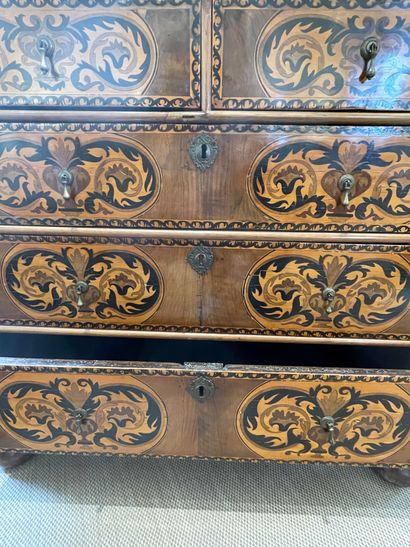 null COMMODE in wood veneer and floral marquetry opening in front of five drawers...