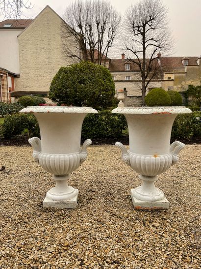null PAIR OF MEDICIS VASES in cast iron, white relacquered (chips) 19th century H...
