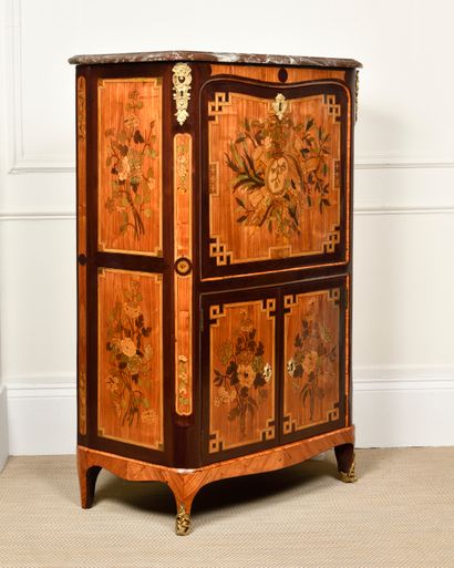 null 
Rare SECRETAIRE en bois de placage et marqueterie florale ouvrant par un abattant...