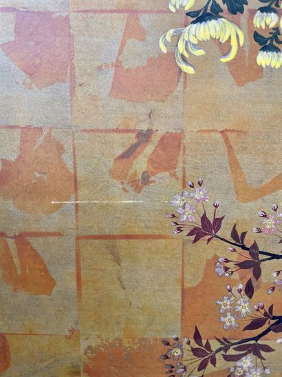  JAPON Paravent à deux volets à décor peint d'un bouquet de fleurs dans un fond bordé...