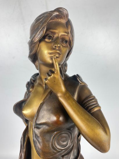 null Jules DERCHEU (1864-1912) Femme pensive Bronze à double patine Signé sur la...
