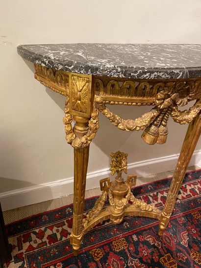 null CONSOLE of alcove of form half moon out of gilded, moulded and carved wood,...