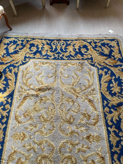 null ATELIER DE LA MANUFACTURE ROYALE DE MADRID Grand tapis au point de la savonnerie...