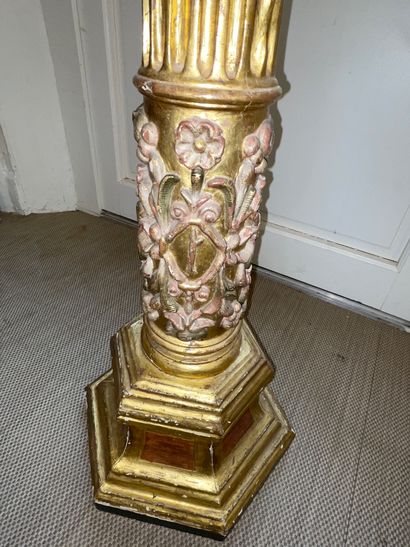 null Pair of fluted columns in gilded and polychromed wood The hexagonal base 18th...