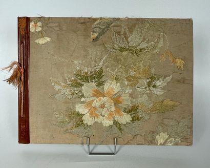 null JAPAN Embroidered silk album with flowers and birds decoration containing a...