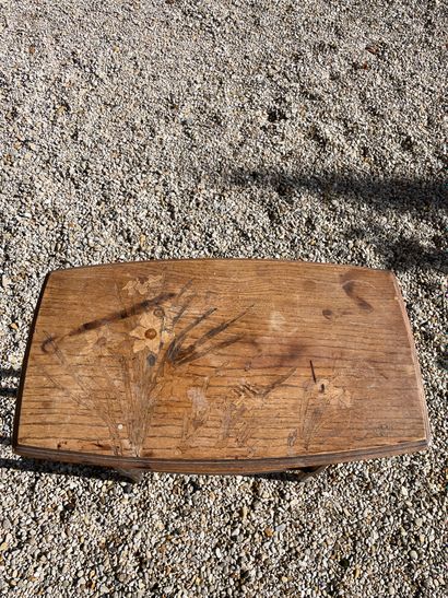 null GALLE Table à thé en bois marqueté à deux plateaux superposés. Vers 1900 H :...