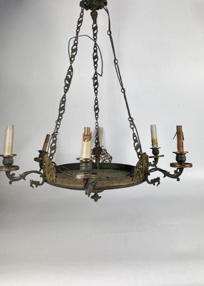 null LUSTRE A L'ANTIQUE en bronze doré et patiné à six bras de lumière mouvementés...