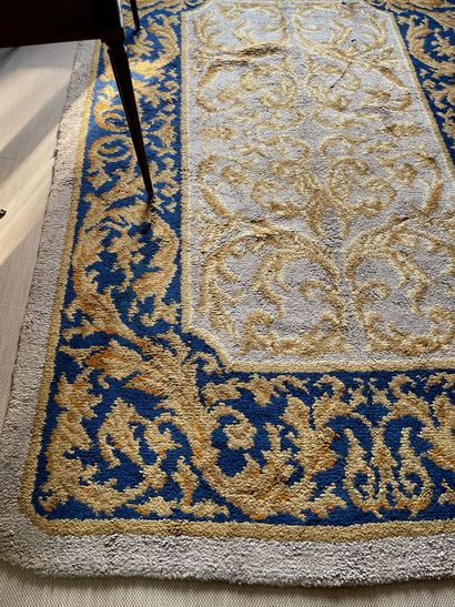 null ATELIER DE LA MANUFACTURE ROYALE DE MADRID Grand tapis au point de la savonnerie...