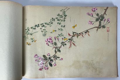 JAPAN Embroidered silk album with flowers...