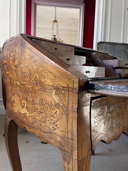 null PENTE DESK in veneer and marquetry with floral decoration resting on four curved...