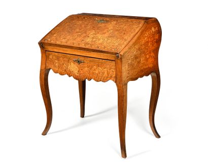 null PENTE DESK in veneer and marquetry with floral decoration resting on four curved...