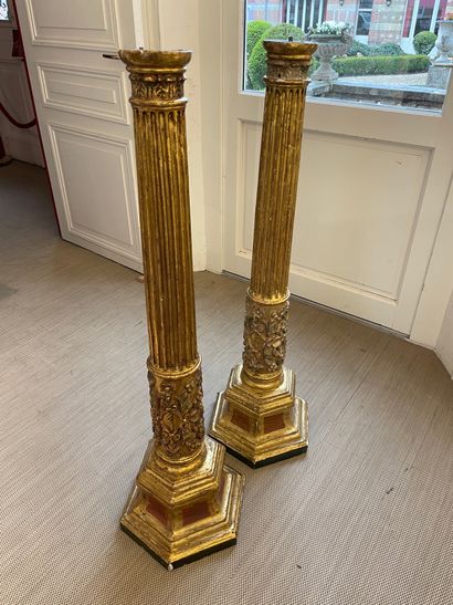 null Pair of fluted columns in gilded and polychromed wood The hexagonal base 18th...