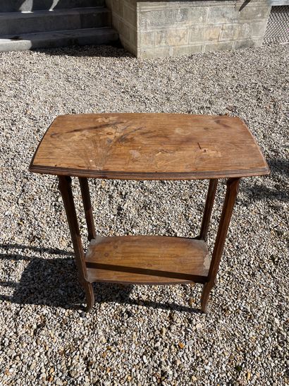 null GALLE Table à thé en bois marqueté à deux plateaux superposés. Vers 1900 H :...