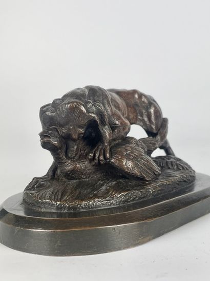 null ANONYMOUS Dog attacking a pheasant Bronze with brown patina 7 x 15 x 8.5 cm