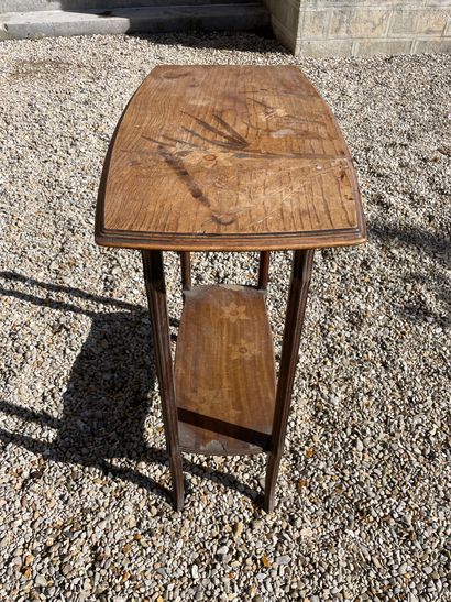 null GALLE Table à thé en bois marqueté à deux plateaux superposés. Vers 1900 H :...