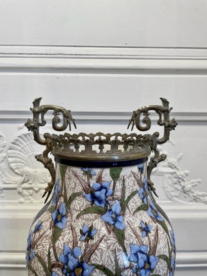 null KELLER & GUERIN - LUNEVILLE Paire de vases en céramique émaillée à décor de...