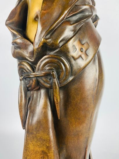 null Jules DERCHEU (1864-1912) Femme pensive Bronze à double patine Signé sur la...