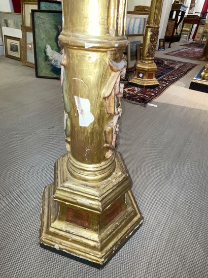 null Pair of fluted columns in gilded and polychromed wood The hexagonal base 18th...