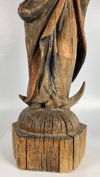 null SAINTE en bois sculpté avec traces de polychromie. XVIIe siècle H : 87 cm (accidents...