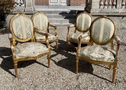 null Suite de QUATRE FAUTEUILS en bois doré mouluré et sculpté à dossier médaillon...