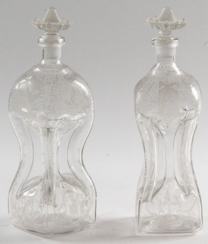 null PAIR OF CARAFES in molded and engraved glass of mills and boats. Period: Restoration....