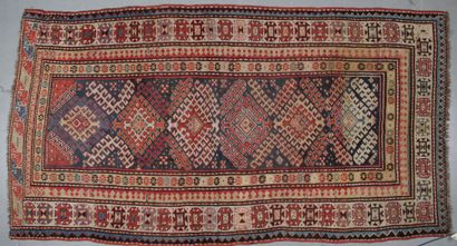 null ANCIEN TAPIS KAZAK BORCHALOU (Caucase, fin du XIXe siècle) Champ bleu marine...