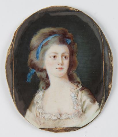 null ÉCOLE FRANÇAISE de la fin du XVIIIe siècle. "Portrait de femme au ruban bleu"...