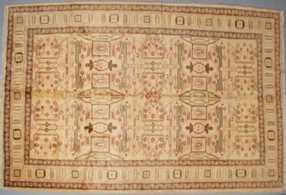 null LARGE MAHAL ZIGLER RUG (India About 1980) Old gold field with original decoration...